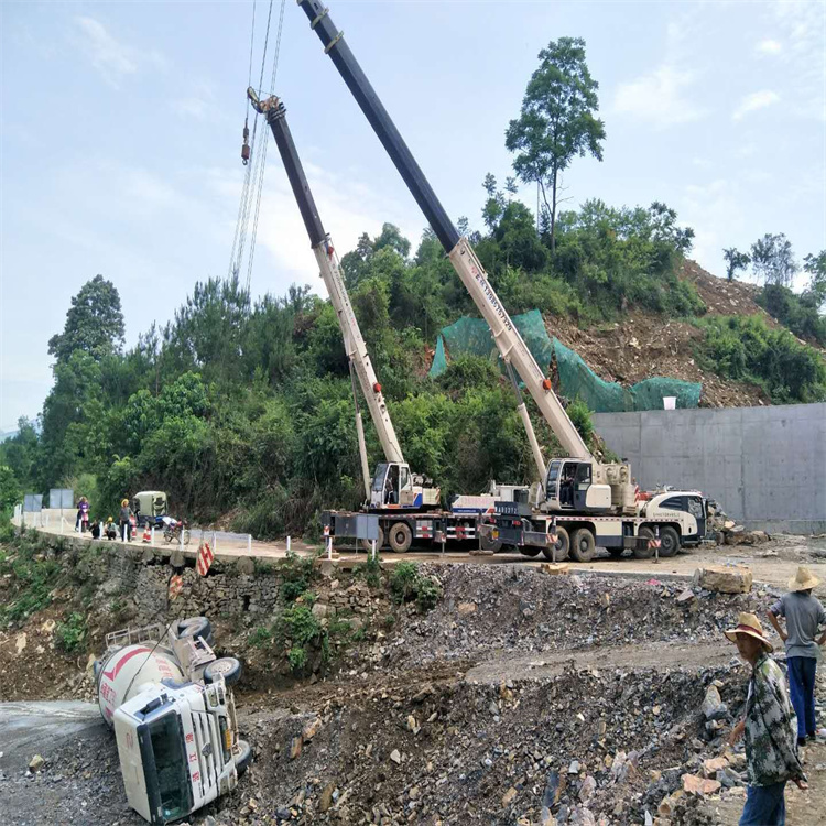 封开汽车掉沟里叫吊车救援要多少钱